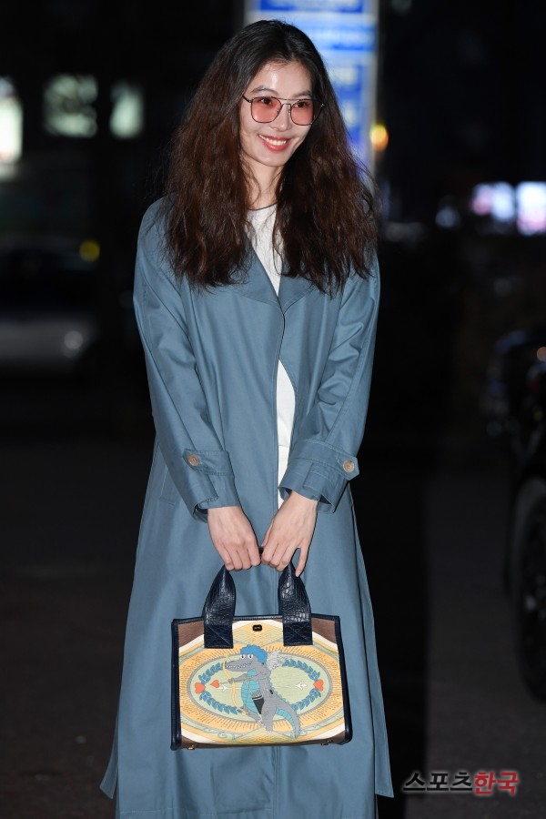 Yoon So-yi attends the SBS drama Empress I Musici (playwright Kim Soon-ok and director Ju Dong-min) at a restaurant in Yeouido, Yeongdeungpo-gu, Seoul on the afternoon of the 22nd.