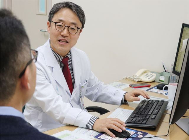 박덕우 서울아산병원 심장내과 교수가 고승훈(가명) 씨에게 협심증일 때 나타나는 통증에 대해 설명하고 있다. 박 교수는 가슴을 쥐어짜는 통증이 반복적으로 나타나면 즉시 병원에서 검사받을 것을 권했다. 서울아산병원 제공