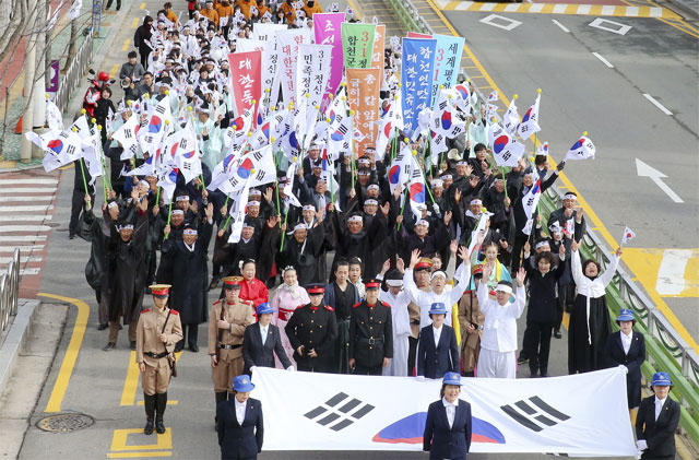 지난해 3월 20일 합천군 합천읍에서 펼쳐진 합천 3·1운동 재현행사 참가자들이 태극기를 흔들며 시가행진을 하고 있다. 합천군 제공
