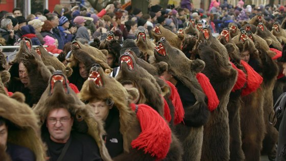 루마니아의 코머네슈티 주민들이 곰가죽을 뒤집어쓰고 춤을 추며 축제를 벌이는 모습. 악운을 날리고 새해의 행운을 기원하는 의미의 오랜 전통이다. [사진 MBC]