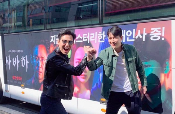 Affiliated family Jung Woo-sung and Lee Jung-jae pledged to win the show.Jung Woo-sung and Lee Jung-jaes agency, The Artist Company, released photos of Jung Woo-sung and Lee Jung-jae, who were in harmony during the stage greetings on the 23rd.In the public photos, Jung Woo-sung and Lee Jung-jae face each others wrists and smile brightly and show Lee Gi-won the movie starring each other.The perfect charisma that comes through the camera even in comfortable clothes catches my eye.Jung Woo-sung was met at a theater while greeting the stage with Innocent Witness and Lee Jung-jae with Sabaha.Jung Woo-sung and Lee Jung-jae, who competed in good faith with the main film of the same time, showed off their hot friendship with Lee Gi-won.On the other hand, Jung Woo-sung continues to be popular with the movie Innocent Witness starring Kim Hyang Gi.Lee Jung-jae is waiting for the release of Sabaha with Park Jung-min, Lee Jae-in, Jung Jin-young and Lee Da-wit.The Artist Company Official SNS