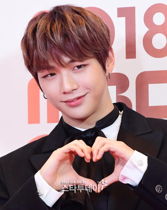 Wanna One native Kang Daniel was the most-voted winner for the 48th consecutive week in the Idol chart rating ranking.In the second week of February Idol charts, Kang Daniel was named the most votes with 107901 participants.Kang Daniel became the Idol who recorded the highest score for 48 consecutive weeks and exceeded the first 100,000 mark in the rating ranking.Followed by Kang Daniel: Jimin (BTS, 66543), Bü (BTS, 33749), Jungkook (BTS, 15709), Ha Sung-woon (14118), Park Woo-jin (12133), Li Kwanlin (9453), Jin (BTS, 9036), Miyawaki Sakura (Aizwon, 7422). ), Hwang Min-hyun (NUEST, 7026) and others received high votes.In Like, which can recognize the likability of the star, Kang Daniel has secured the position of the popular Idol with 18,424 likes.Followed by Jimin (BTS, 9636), Bhu (BTS, 5995), Ha Sung-woon (2908), Jungkook (BTS, 2797), Park Woo-jin (2610), Miyawaki Sakura (Aizwon, 1965), Jin (BTS, 1920), Li Kwanlin (1727), Park Jihoon (1265) Highly good. Weve got a number.On the other hand, in the second week of February, Idol chart was also held with the theme of Idol is going to take pictures together on graduation day?In the survey, Ha Sung-woon received 1681 votes and ranked first, and Park Jihoon received 1089 votes and ranked second.NUEST JR (221 votes), fourth place was Won-Song Gun-hee (61 votes), fifth place was Gods Seven camp (44 votes), sixth place was Stray Kids Hyun-jin (35 votes), and seventh place was Exo Baek-hyun (31 votes).