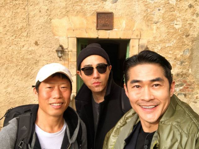 Actor Bae Jung Nam released a shot of Spanish boarding shooting with Yu Hae-jin and Cha Seung-won.Bae Jeong-nam posted a picture on his instagram on the 23rd with an article entitled Spanish boarding Friday, March 15 at 9 pm tvNs first broadcast Happiness Day. Expected High Song. Soon! The photo shows the bright images of Yu Hae-jin, Cha Seung-won and Bae Jeong-nam standing side by side in front of the Spanish boarding sign.The harmony between the harmful person who is making a gentle smile and the Cha Seung-won and the harmful person who showed stylish charm as a model raises expectations.On the other hand, Yu Hae Jin, Cha Seung Won, and Bae Jung Nam are filming TVN Spanish boarding.Spanish boarding is a program that treats Korean people who met in Taji with precious memories and meals that will be gifts. Na Young Seok PD and Jang Eun Jung PD co-direct.It will be broadcasted at 9:10 pm on March 15th.