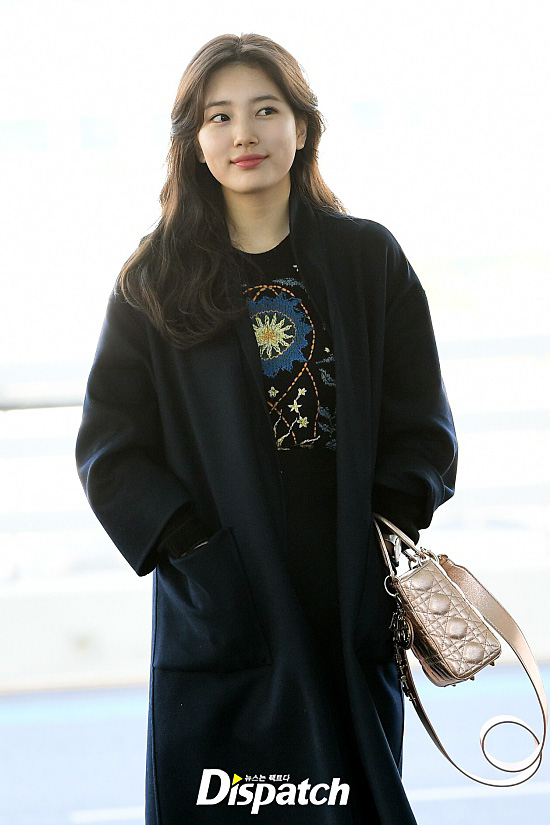Singer and actor Bae Suzy left for Paris, France, on the afternoon of the 24th at Incheon International Airport.Bae Suzy responded with a pretty smile and hand greeting while watching the camera of the reporters on the day.Its not a pictureToday, too, its cute.defectless honey skin