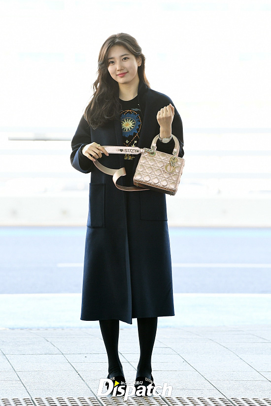 Singer and actor Bae Suzy left for Paris, France, on the afternoon of the 24th at Incheon International Airport.Bae Suzy had a photo time with the reporters with a bag with his name on it.My name?full-sense self introductionIm gonna be proud.
