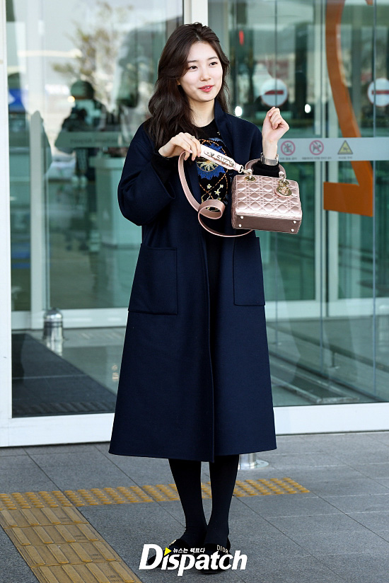 Singer and actor Bae Suzy left for Paris, France, on the afternoon of the 24th at Incheon International Airport.Bae Suzy had a photo time with the reporters with a bag with his name on it.My name?full-sense self introductionIm gonna be proud.