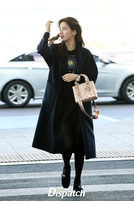 <p> Singer and actress Bae Suzy brand collection to participate in the 24 afternoon Incheon International Frankfurt Airport through Paris, France as a departure.</p><p>Bae Suzy is the day, long coat and knit, loafers and handbags to match graceful fashion.</p><p>Daily pictorial</p><p>Wind jealous</p><p>Pure itself</p><p>Leaving Paris.</p>