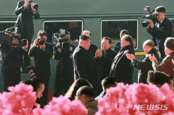 【서울=뉴시스】북한 노동신문은 24일 김정은 북한 국무위원장이 베트남 하노이에서 열리는 제2차 북미 정상회담에 참석하기 위해 평양을 출발했다고 보도했다.   사진은 김 위원장이 평양역에서 1호 열차에 오르며 환송을 받는 모습. 2019.02.24. (사진=노동신문)   photo@newsis.com   <저작권자ⓒ 공감언론 뉴시스통신사. 무단전재-재배포 금지.>