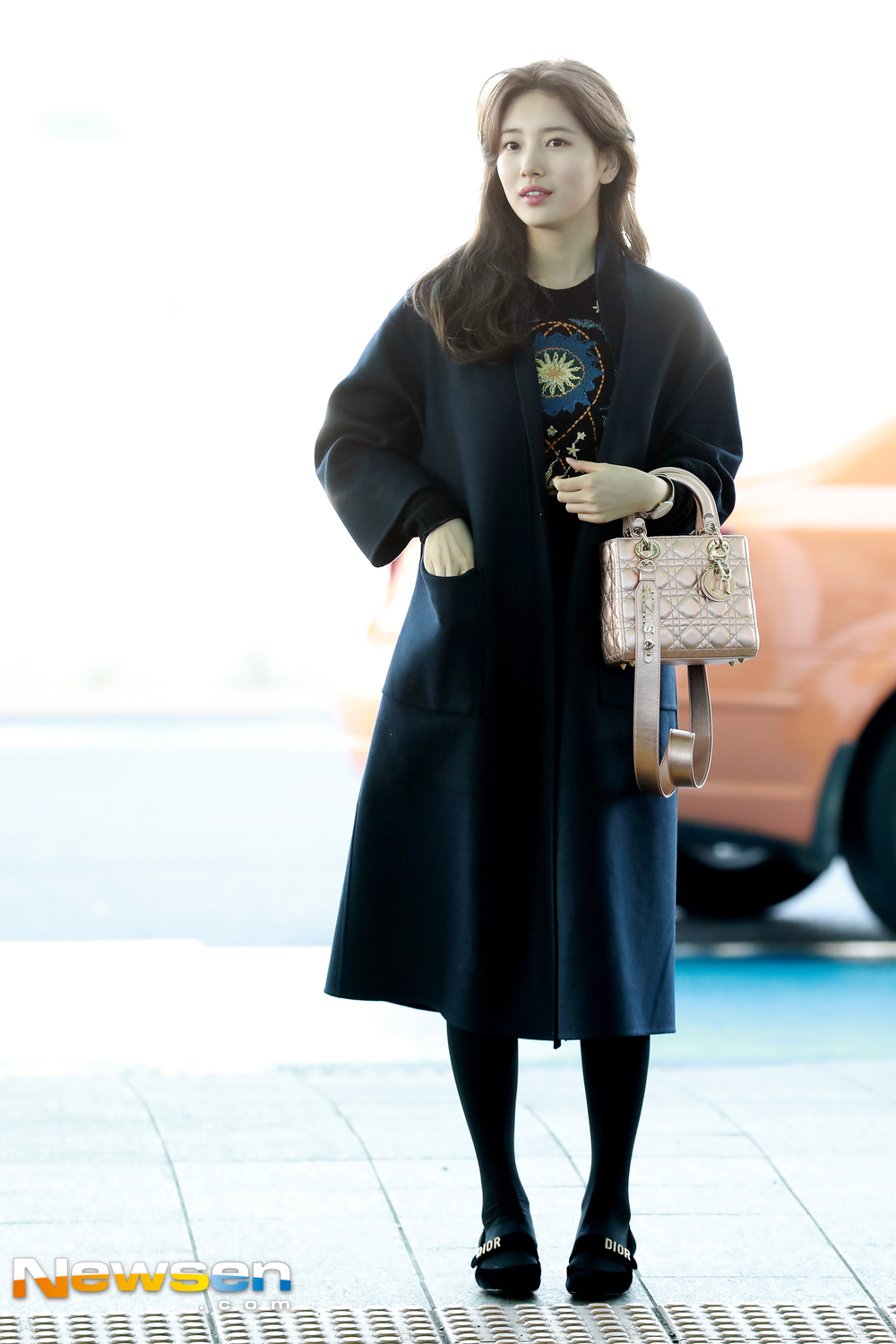 Singer and actor Bae Suzy left France Paris on the afternoon of February 24 to attend the Paris collection through the Incheon International Airport in Unseo-dong, Jung-gu, Incheon.Singer and actor Bae Suzy is leaving for France Paris with an airport fashion.kim ki-tae