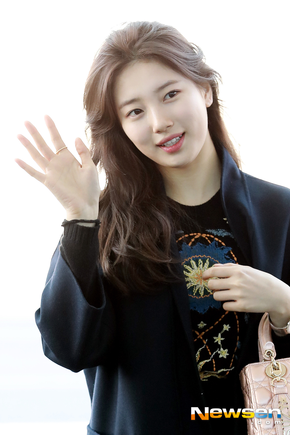 Singer and actor Bae Suzy left France Paris on the afternoon of February 24 to attend the Paris collection through the Incheon International Airport in Unseo-dong, Jung-gu, Incheon.Singer and actor Bae Suzy is leaving for France Paris with an airport fashion.kim ki-tae