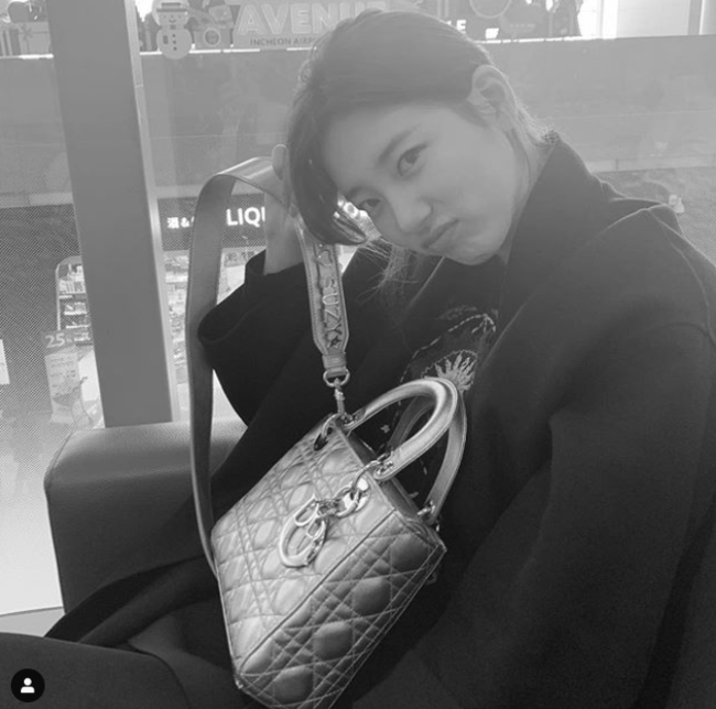 Singer and actor Bae Suzy has emanated a lovely charm.Bae Suzy posted a photo of him at the airport on his instagram on Monday, leaving the country via Incheon International Airport Terminal 2 to attend the Dior 19AW Paris collection.In the open photo, Bae Suzy is sitting on a chair and making a cute face toward the camera.Bae Suzy is currently filming SBS new drama Bond.In addition to Bae Suzy, Lee Seung-gi and Shin Sung-rok will appear in Bond Bond and will be broadcasted in May.Bae Suzy Instagram
