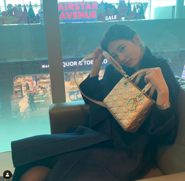 <p> The singer cum actress Bae Suzy the lovely charm.</p><p>Bae Suzy is 24, his Instagram from the airport in the photos. Bae Suzy is the day Dior 19AW Paris collection participate in the Incheon International Airport Terminal 2 through the output States.</p><p>Public photo belongs to Bae Suzy is sitting in a chair towards the camera a cute expression.</p><p>Bae Suzy is the current SBS new tree mini-series Vagabond shooting in progress. Vagabondend Bae Suzy in addition to this rise, sacred to such appearances and 5 November in the first broadcast. [Picture] Bae Suzy Instagram </p><p> Bae Suzy Instagram </p>