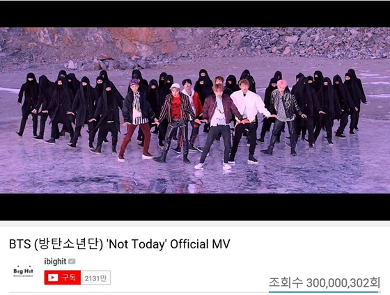 The Boy Group BTS Nat Today music video has reached 300 million views.According to his agency Big Hit Entertainment on the 24th, the music video for Nat Today, a song by BTS Wings Abortion: You Never Work Alon (YOU NEVER WALK ALONE), exceeded 300 million YouTube views at 9:44 pm on the 23rd.As a result, BTS has recorded its 9th annual music video exceeding 300 million views, including DNA, Fire Own, Kair, FAKE LOVE, MIC Drop remix, Blood Sweat Tears, Save ME and IDOLNat Today is a song that connects the intense and energetic sound line of BTS such as burning and twist.The music video features energy that matches the intense sound by showing off the performances of the BTS members, as well as powerful choreography and powerful choreography, along with dozens of dancers.BTS has been the first Korean group to have more than 600 million views, including DNA, Burning music video, 500 million views, FAKE LOVE, MIC Drop remix, blood sweat tears music video 400 million views, Save ME, IDOL, Nat Today music video 300 million views,  Spring Day music video has exceeded 200 million views, Danger , I NEED U , Hormon War , Day Only , and We are bulletproof PT.2 music videos.