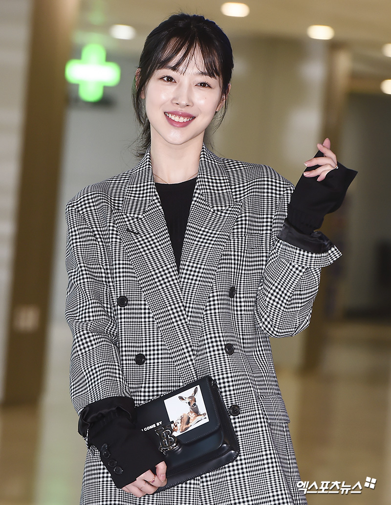 Actor and singer Sulli is heading to Jeju Island through Gimpo International Airport on the afternoon of the 24th.