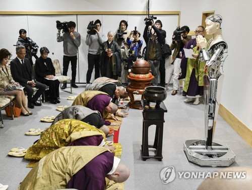 일본 사찰에 등장한 관음상 로봇 (도쿄=연합뉴스) 김병규 특파원 = 일본 교토(京都)시 히가시야마(東山)에 위치한 고다이지(高台寺)에서 23일 승려들이 안드로이드 로봇 관음상인 '마인더' 앞에서 법요(불교의식)를 열고 있다. 2019.2.24 bkkim@yna.co.kr
