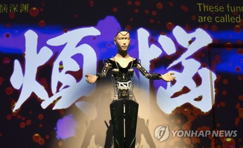 일본 사찰에 등장한 관음상 로봇 (도쿄=연합뉴스) 김병규 특파원 = 23일 일본 교토(京都)시 히가시야마(東山)에 위치한 고다이지(高台寺)에서 공개된 안드로이드 로봇 관음상인 '마인더'의 모습. 2019.2.24 bkkim@yna.co.kr