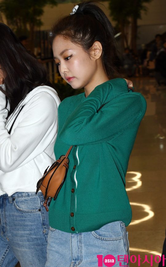 Girl group Black Pink (Jisu, Jenny Kim, Rose, Lisa) is showing off airport fashion by arriving at Incheon International Airport after finishing the Malaysian world tour on the morning of the 25th.
