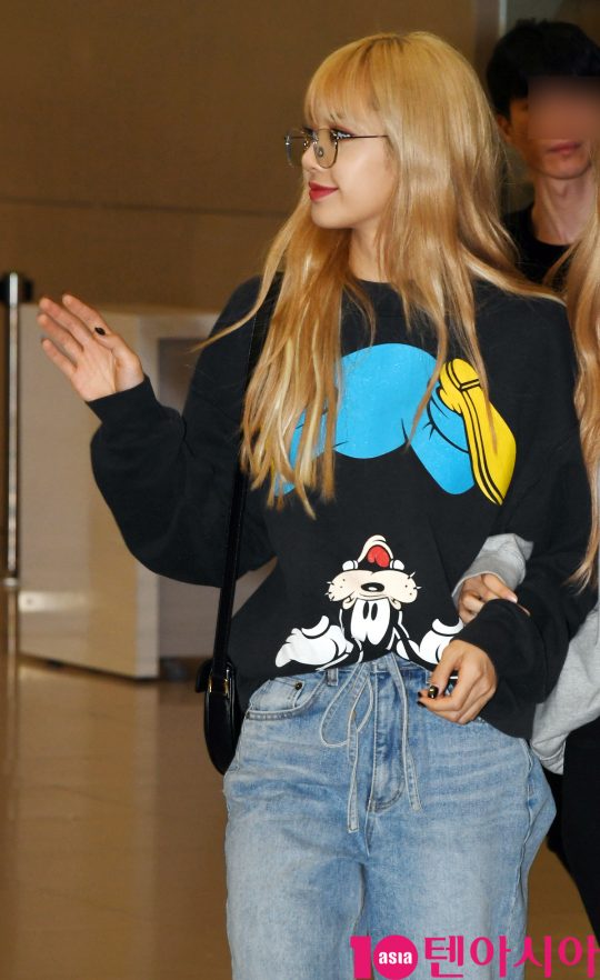 Girl group Black Pink (Jisu, Jenny, Rose, Lisa) Lisa is showing off her airport fashion by arriving at Incheon International Airport after finishing the Malaysian world tour on the morning of the 25th.