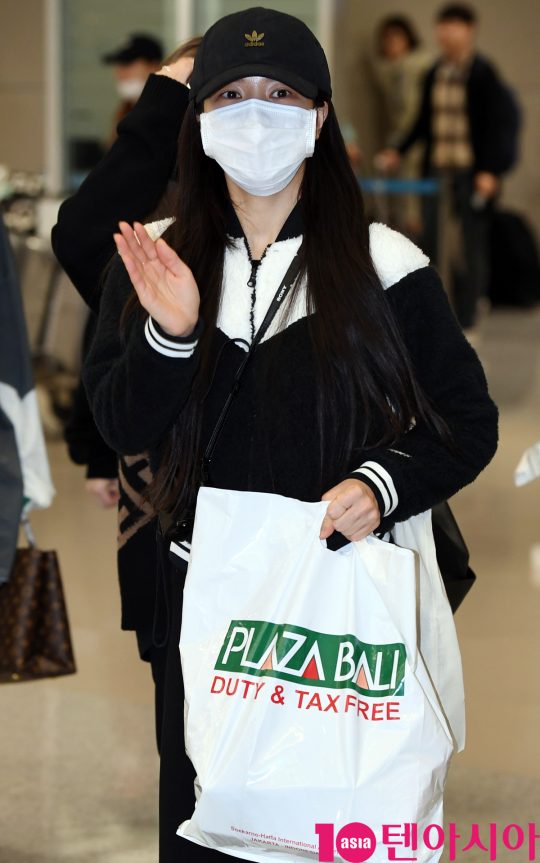 Girl group Mamamu (Solar, Moonbyeol, Hinin, Hwasa) Sola is showing off airport fashion by entering Incheon International Airport after finishing a fan meeting in Indonesia on the morning of the 25th.