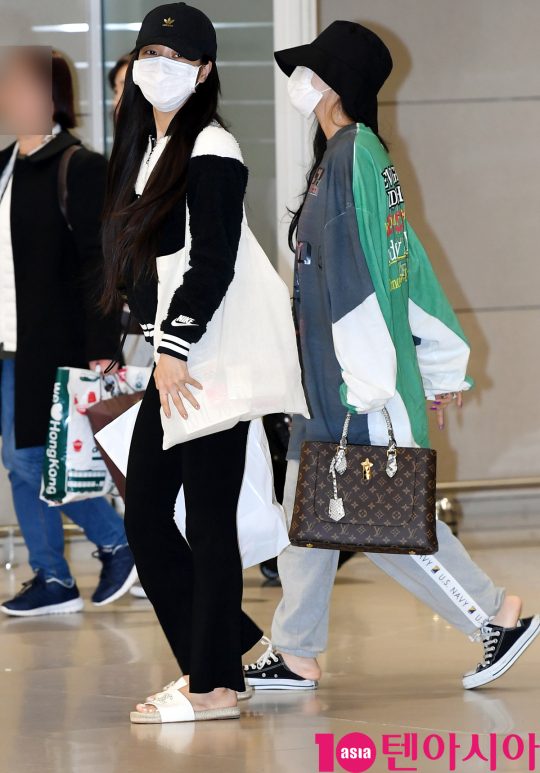 Girls group MAMAMOO (Sola, Moonbyeol, Hwasa) Sola and Hwasa are entering the airport through Incheon International Airport after finishing a fan meeting in Indonesia on the morning of the 25th.