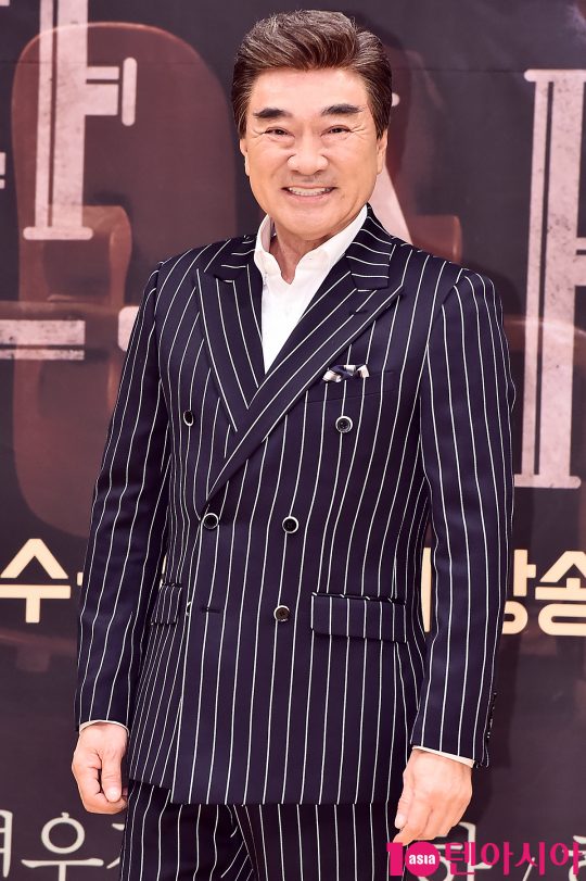 I met at an awards ceremony for the group BTS, said Actor Lee Deok-hwa.It is at the production presentation of the KBS2 new entertainment program Deokhwa TV held at the International Conference Room of KBS New Pavilion in Yeouido-dong, Seoul, at 2 pm on the 25th.Deokhwa TV is about the process of Actor Lee Deok-hwa, who is 48 years old in his debut, challenging a one-person broadcasting creator. Lee Deok-hwa is a concept that tells his experience and know-how based on his 68-year life.Lee Deok-hwa has attracted viewers with various materials. Deokhwa TV, which was opened on YouTube, a video site, on the 28th of last month, exceeded 25,000 subscribers.In particular, Reaction Video, which watches BTS music video, has received 100,000 views.I met BTS when they were presented as awards winners at the awards ceremony, and I shook hands with all the members, and one Friend said, I like fishing.I watched the music video and didnt know they were them. I was looking at them for a while. Im not out of the question, he said.I know all the Friends I know, he said. Bts are on my side. Deokhwa TV will be broadcast for the first time from 8:55 pm on the 26th.