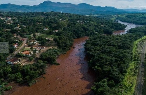 브라질 미나스제라이스주 브루마디뉴 지역에서 발생한 광산댐 붕괴 사고로 이 일대를 흐르는 강의 오염이 심각한 것으로 조사됐다. 연합뉴스