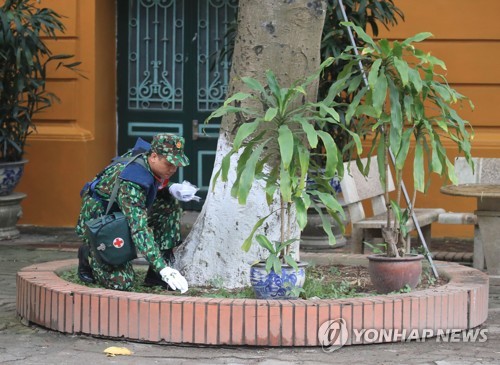 영빈관 경계 강화 (하노이=연합뉴스) 한종찬 기자 = 제2차 북미정상회담을 이틀 앞둔 25일(현지시간) 베트남 군인들이 하노이 영빈관 인근 폭발물 탐지를 하고 있다. 2019.2.25 saba@yna.co.kr (끝
