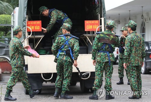 영빈관 인근 폭발물 탐지 나선 베트남군 (하노이=연합뉴스) 한종찬 기자 = 제2차 북미정상회담을 이틀 앞둔 25일(현지시간) 베트남 군인들이 하노이 영빈관 인근 폭발물 탐지를 위해 차량에서 내리고 있다. 2019.2.25      saba@yna.co.kr  (끝