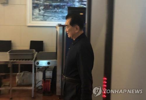 北김창선, '김정은 숙소 거론' 멜리아호텔 방문 (하노이=연합뉴스) 정빛나 기자 = 김창선 북한 국무위원회 부장이 25일 오후 4시 30분(현지시간)께 김정은 국무위원장의 숙소로 유력하게 거론되고 있는 하노이 시내 멜리아 호텔을 전격 방문했다. 사진은 김 부장이 멜리아 호텔 도착 후 로비에 설치된 보안검색대를 통과하는 모습. 2019.2.25       shine@yna.co.kr