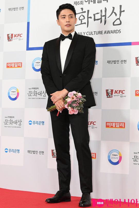 Actor Sung Hoon attended the 6th Daily Culture Awards red carpet Event held at the Grand Theater of Sejong Center for the Performing Arts in Seoul on the afternoon of the 26th.The Event was attended by BTS, Kim Dong-han, New Kid, Daewon, LeCiel, Park Hae-mi, Ohmy Girl and Pentagong.
