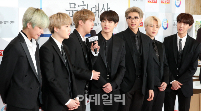 The group BTS said it was awarded the prize at the Cultural Awards, saying, I am new, fresh and happy.BTS made the announcement at the red carpet site of the 6th Cultural Awards held at Sejong Center for the Performing Arts in Sejong-ro, Jongno-gu, Seoul on the 26th.I am new to see, and I am glad to be awarded this time, he said. I came to the prize at that time, but I am happy to be awarded this time.Its my first time winning an award at a huge awards ceremony, so what kind of spectacles will unfold and what kind of heart to receive will be a fresh award ceremony, RM said.I will be on a stadium tour in May, and I will meet fans around many countries and cities. I ask for your attention, Jin said.Meanwhile, the Cultural Grand Prize, hosted by the Ministry of Culture, Sports and Tourism and sponsored by Woori Bank and the foundation, Sunhyun and KFC, was an award ceremony launched in 2014 to cover performances that gave impression and comfort to laughter and tears during the year. The award ceremony will select the best works in six categories, including theater, classical music, dance, Korean traditional music and musicals and concerts.