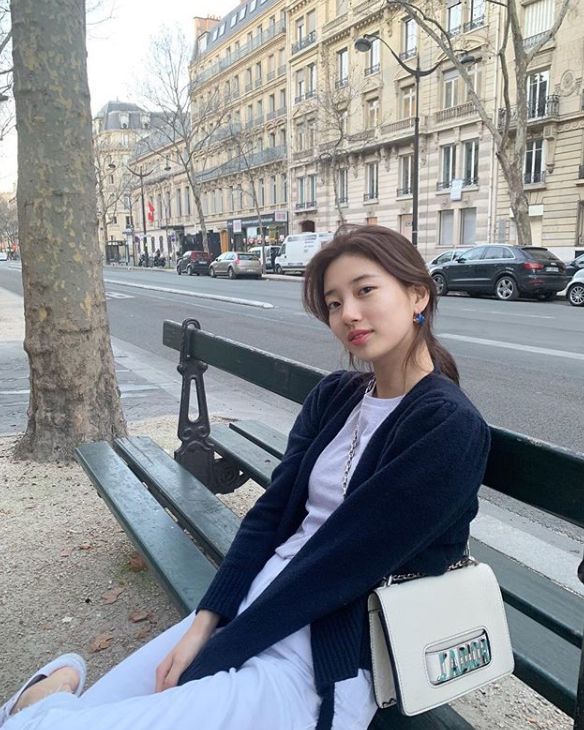 Bae Suzy posted several photos of her instagram on Wednesday from Paris.In the public photo, Bae Suzy poses on a bench in Paris Street; another shows him taking pictures while looking at the camera during a meal at a restaurant.The people who do not wear clothes and make-up make the charm of pure charm more prominent.Meanwhile, Bae Suzy is about to broadcast SBS new drama Bond in May.Bond is a drama about the process of digging up a huge national corruption that a man involved in the crash of a civil passenger plane found in a concealed truth. Lee Seung Gi and Bae Suzy starred.