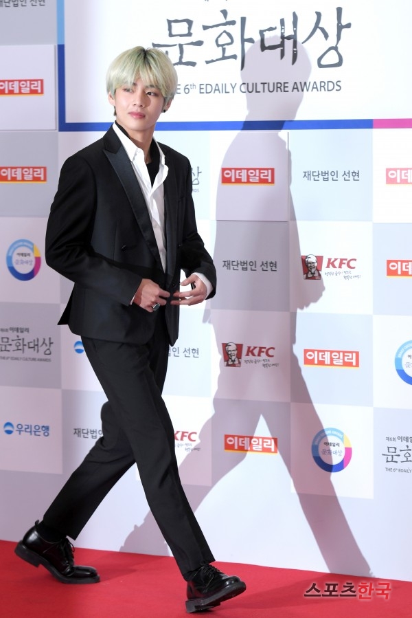 BTS V is attending the 6th Daily Culture Awards ceremony held at the Sejong Center for the Performing Arts in Jongno-gu, Seoul on the afternoon of the 26th.