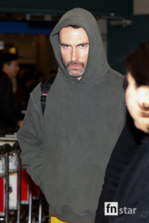 The U.S. seven-member pop rock band Maroon 5 (Maroon5) arrived at the airport after completing a Tokyo Dome performance in Japan on the afternoon of the 26th.Maroon 5 (Matt Flynn, Sam Ferrer, PJ Morton, James Valentine, Adam Levine, Mickey Madden and Jesse Carmichael), with 13 Billboard Top 10 hits (four top songs), and three Grammy-winning hits, will perform their sixth concert in Seouls Gocheok Sky Dome on the evening of the 27th.