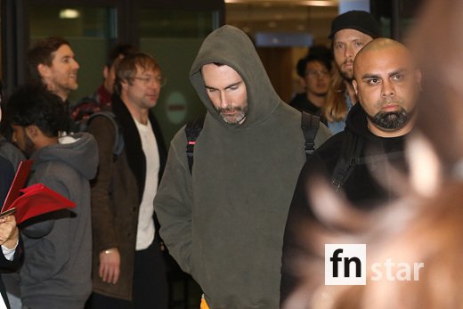 The U.S. seven-member pop rock band Maroon 5 (Maroon5) arrived at the airport after completing a Tokyo Dome performance in Japan on the afternoon of the 26th.Maroon 5 (Matt Flynn, Sam Ferrer, PJ Morton, James Valentine, Adam Levine, Mickey Madden and Jesse Carmichael), with 13 Billboard Top 10 hits (four top songs), and three Grammy-winning hits, will perform their sixth concert in Seouls Gocheok Sky Dome on the evening of the 27th.