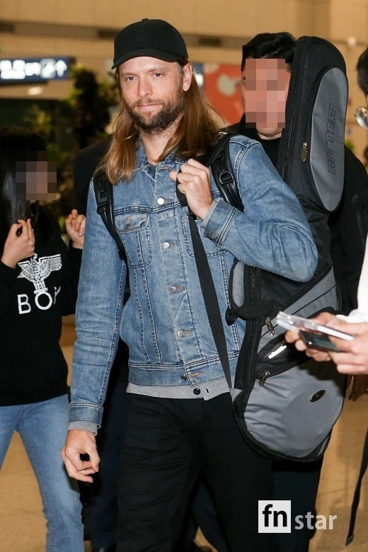 The U.S. seven-member pop rock band Maroon 5 (Maroon5) arrived at the airport after completing a Tokyo Dome performance in Japan on the afternoon of the 26th.Maroon 5 (Matt Flynn, Sam Ferrer, PJ Morton, James Valentine, Adam Levine, Mickey Madden and Jesse Carmichael), with 13 Billboard Top 10 hits (four top songs), and three Grammy-winning hits, will perform their sixth concert in Seouls Gocheok Sky Dome on the evening of the 27th.