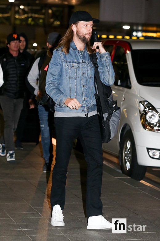 The U.S. seven-member pop rock band Maroon 5 (Maroon5) arrived at the airport after completing a Tokyo Dome performance in Japan on the afternoon of the 26th.Maroon 5 (Matt Flynn, Sam Ferrer, PJ Morton, James Valentine, Adam Levine, Mickey Madden and Jesse Carmichael), with 13 Billboard Top 10 hits (four top songs), and three Grammy-winning hits, will perform their sixth concert in Seouls Gocheok Sky Dome on the evening of the 27th.