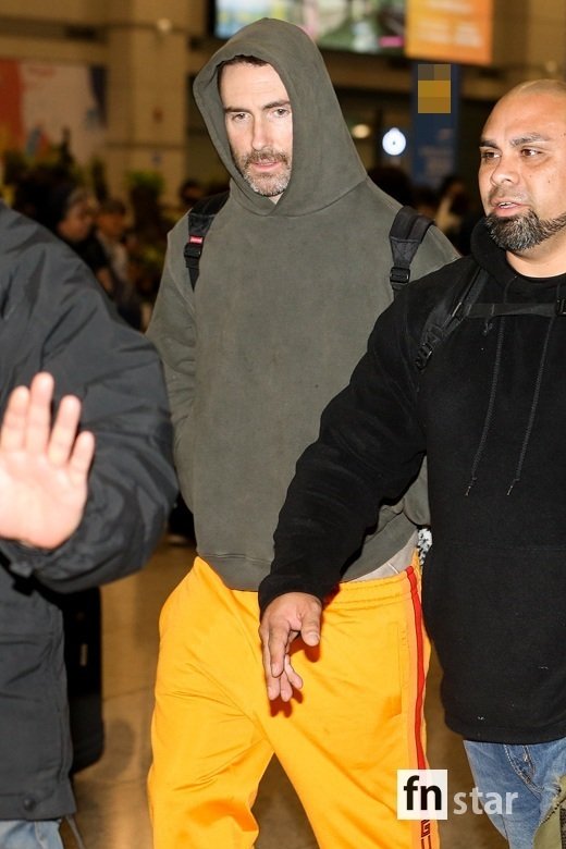 The U.S. seven-member pop rock band Maroon 5 (Maroon5) arrived at the airport after completing a Tokyo Dome performance in Japan on the afternoon of the 26th.Maroon 5 (Matt Flynn, Sam Ferrer, PJ Morton, James Valentine, Adam Levine, Mickey Madden and Jesse Carmichael), with 13 Billboard Top 10 hits (four top songs), and three Grammy-winning hits, will perform their sixth concert in Seouls Gocheok Sky Dome on the evening of the 27th.