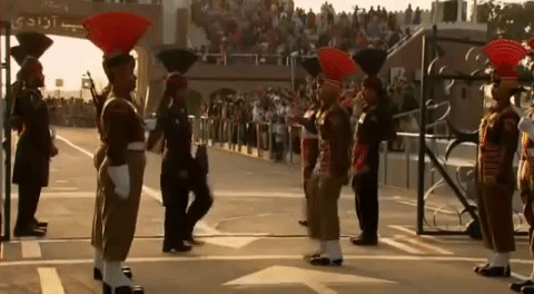 인도군과 파키스탄군 장교가 국경 국기하강식에서 기싸움을 끝낸 뒤 서로 악수하고 있다. [유튜브 @Mustang Power 캡처]