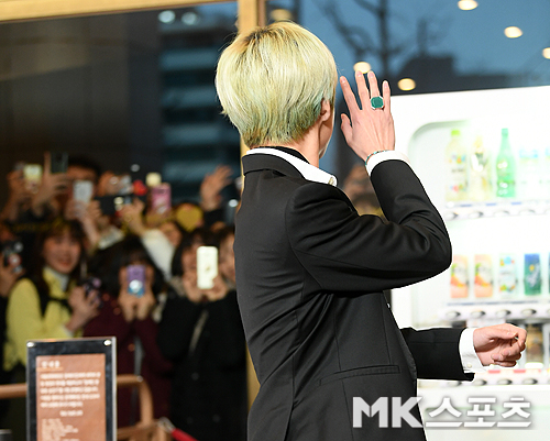 The 6th Daily Cultural Grand Prize red carpet was held at the Sejong Center for the Performing Arts in Jongno-gu, Seoul on the afternoon of the 26th.BTS Vue is shaking his hand to fans outside the window.