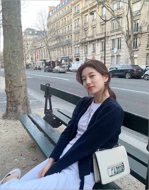 Actor Bae Suzy told the pictorial routine at France Paris.Bae Suzy posted a photo on her Instagram page on Wednesday.In the photo, Bae Suzy sat on the bench on the France Paris street and enjoyed a break and showed beautiful beauty.Meanwhile, Bae Suzy was invited to a collection of luxury brands on the 24th and left for France Paris.