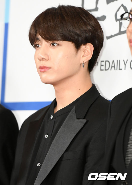 <p> The 6th E-Daily Culture Awards Red Carpet the 26 p.m. Seoul Jongno-GU Sejong Center for the theater in progress.</p><p>Group BTS Jungkook this photo.</p>
