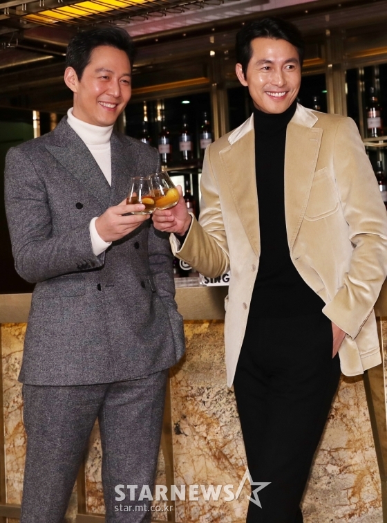 Actors Lee Jung-jae and Jung Woo-sung, who are best friends of 20 years, are leading the box office with Sabaha (director Jang Jae-hyun) and Innocent Witness (director Lee Han).Innocent Witness, which was released on the 13th, currently has 1.6 million viewers, and Sabaha, which was released on the 20th, a week later, recorded 130 cumulative audiences.Currently, Sabaha is ranked first, and Innocent Witness is running the box office in second place.The movie, starring two best friends, was released at a similar time, and it is playing a good showdown with the first and second place.Lee Jung-jae and Jung Woo-sung, as many people know, are 20 years of best friends.The two are cousins of the same apartment neighbor, and also business partners who run the same agency.Recently, the two met before leaving the movie Sabaha and Innocent Witness stage greetings.Smiling in front of a bus with posters of Sabaha and Innocent Witness, he posed and attracted attention.The two will appear together as new stylers in the movie Whats the Way, Marriage (director Park Ho-chan and Park Soo-jin) which will be released on the 27th.The reason why they appeared is because they participated directly in the planning of what, marriage.Lee Jung-jae and Jung Woo-sung also united for their junior Go Ah-sung.The two also visited the movie theater with the actors of their agency Artist Company to support Go Ah-sungs Anger: The Story of Yoo Gwan-soon.As such, Jung Woo-sung and Lee Jung-jae are leading the box office in February, and they are doing various activities together and bringing out warmth.