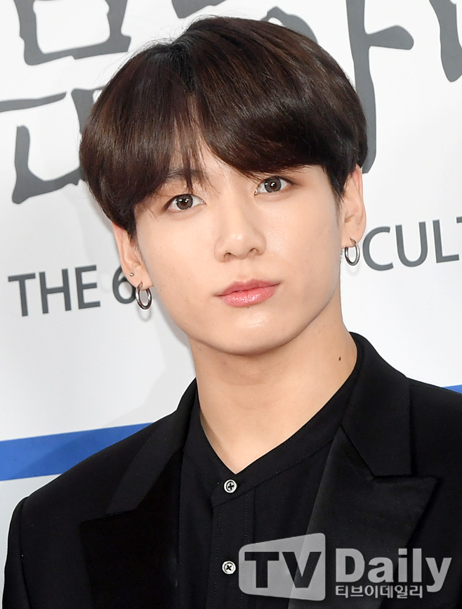 BTS Jungkook is attending the 6th Daily Culture Awards ceremony held at Sejong Center for the Performing Arts in Jung-gu, Seoul on the evening of the 26th.[The 6th Ideal Culture Grand Prize