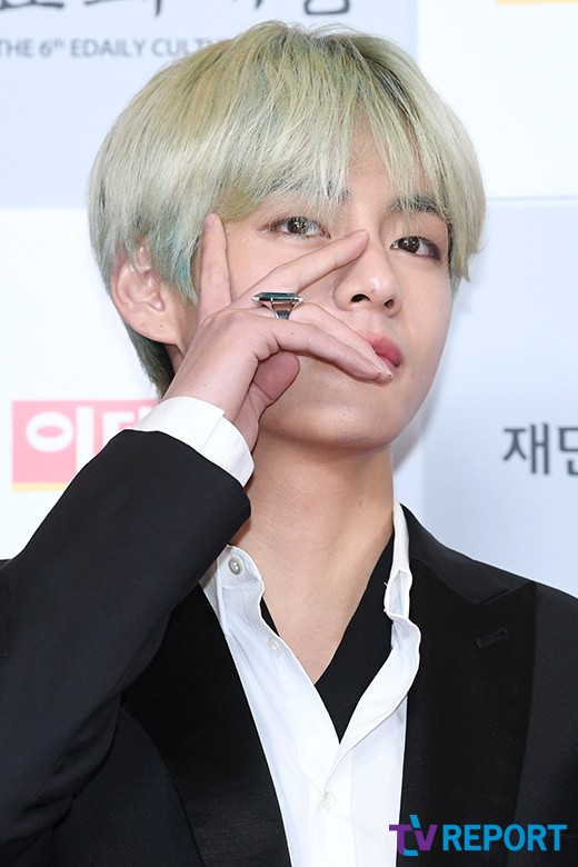 The group BTS has a photo time attending the 6th Daily Culture Grand Prize held at Sejong Center for the Performing Arts in Sejong-ro, Jongno-gu, Seoul on the afternoon of the 26th.