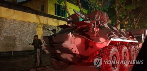 김정은 숙소 앞 장갑차 대기 (하노이=연합뉴스) 최재구 기자 = 26일 베트남 하노이 김정은 위원장의 숙소로 유력한 멜리아 호텔 주변에 장갑차를 동원한 병력이 배치되어 있다. 2019.2.26 jjaeck9@yna.co.kr