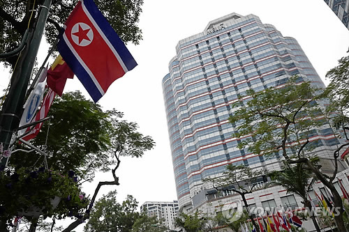 '김정은 숙소'로 확정된 하노이 멜리아호텔 (하노이 AP=연합뉴스) 2차 북미정상회담을 이틀 앞둔 25일(현지시간) 베트남 하노이의 멜리아호텔 앞에 북한 인공기가 내걸려 있다. 26일 베트남 하노이에 입성하는 김정은 북한 국무위원장의 숙소로 멜리아호텔이 최종 확인됐다. leekm@yna.co.kr