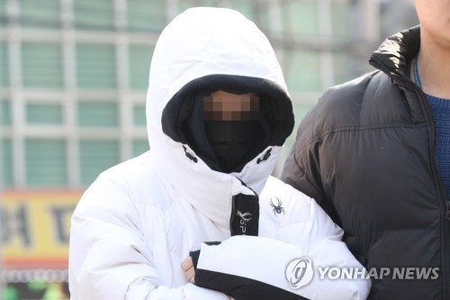 경찰 조사실 항하는 '애나' (서울=연합뉴스) 강민지 기자 = '버닝썬 마약공급 의혹'을 받고있는 중국인 여성 '애나'가 16일 오전 서울 동대문구 서울지방경찰청마약수사대 조사실로 향하고 있다. 2019.2.16 mjkang@yna.co.kr