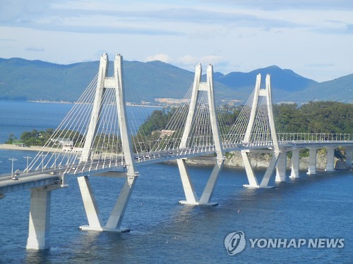 거가대교 뒤편에 보이는 섬이 저도. [연합뉴스 자료사진]