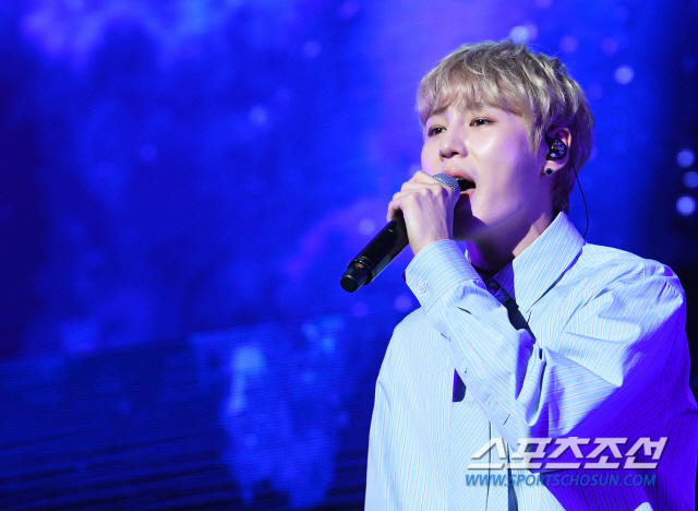 Ha Sung-woon, a former Wanna One and main vocalist for hot shots, announced his solo appearance.Ha Sung-woon opened a showcase to commemorate the release of his first mini-album My Precious Moments, Inc. (My Moment) at Yes24 Live Hall in Gwangjang-dong, Seoul, at 4 pm on the 27th.I didnt think I was going to release my first solo album. Im nervous about being solo. Ive had a difficult part since I was first.It is a little different from the music I showed, so I am nervous about how the public will like it and how to accept it.It is my first solo album and I feel good that the album is released because I work hard. Ha Sung-woon was cast during a college performance and made his debut with a hot shot on October 31, 2014; he then appeared on Mnets Produce 101 Season 2 in 2017, where he was recognized for his natural dance and singing skills.And as a main vocalist in Wanna One, Yoon Ji-sung Hwang Min-hyun Ong Sung-woo Kim Jae-hwan Kang Daniel Park Jihoon Park Woo-jin Bae Jin-young Lee Dae-hui was greatly loved.Since his debut, Wanna One has been on the list of hits for each song released such as Energistic and Beautiful, and has won 49th place in music broadcasting and 5th triple crown, as well as sweeping various awards and overseas stages.They ended their activities after the solo concert Therefore held at the Seoul Gocheok Sky Dome from January 24 to 27, and returned to the main camp.However, as they showed so much popularity, their interest in the second act was great, and explosive expectations were focused on Ha Sung-woons solo debut, which was the main vocal of the team.Warner One is so active, said Ha Sung-woon, and when I came out with my (Yoon) Ji-sung album, I was active, and I wonder what kind of reaction would come out of my album.Ive had a lot of things Ive wanted to do since I was a kid, and Ive done a lot of things in Wanna One, and Ive been so grateful and dreamy.Now, I think of it, its the year that made me grow the most. It was the year I felt more grateful now.So I think I could have become more cool now, and I think it was time to love and attach to the dream of being a singer.I think its my first priority now to show what fans want. Theyre catching it and moving.I am curious about what kind of music I will be working on because the color of Wanna One members is clear rather than check. My first mini album My Precious Moments, Inc. is an album about the daily life of Ha Sung Woon.The title song Bird (BIRD) is a song with a sophisticated synth pad and a light melody on a drum beat.In addition, the album includes five songs, Oh, come and go that pleasantly expressed the message Do not forget and Tell me today that I like you released in January, Absolutely Rearranged that re-arranged the song that became a hot topic among fans, and Lonely Night that calmly unravels the vainness and loneliness of Harus endless end. Its in.Ha Sung-woon said, I wanted to take Harus routine, and I worked on songs that I would like to hear in that time of the morning.Bird is a song that means to be born and climb to the top. I wanted to put meaning in the lyrics.I chose the title because it meant so much. The bird will be a bird. The sky is also the name of a fan club.The people who let me fly are also in the sky, so the fans come together in the good space, and the sky seems to be good because it means that it is always with Ha Sung-woon.I am very attached to the song that was shown in the school performance. As for Do not forget featured by Wanna One member Park Jihoon, I thought it would fit well with the voice of (Park) Ji Hoon, so I played the song and liked it so much.So were working together on feature rings, he added.Ha Sung-woon was the first producer of this album and showed enthusiasm to participate in all the recording work processes such as songwriting composition mix master.As a vocalist, I am determined to show the possibility of growth as a producer.Ha Sung-woon said, This album is more about letting me know that the music I want to do is this than the grades.I would like to have good grades, but I think I will be active with the question of whether the public likes my favorite music.I think it would be nice if you think that this singer, Ha Sung-woon, liked and wanted this music. I think the Daily version would suit me better.Bud and Oh, come, come were produced in a dream version because they were dreamlike. I wanted to express the dreamlike space, so I made it in two versions.Ha Sung-woon will be active as Bud at 6 pm on the 28th, My Precious Moments, Inc.On March 8th and 9th, Seoul will hold the first fan meeting My Precious Moments, Inc. at the Olympic Park SK Olympic Handball Stadium in Bangi-dong, Songpa-gu.This fan meeting was held in two minutes after the ticket reservation was opened, and all seats were sold out.I tried to book a fan meeting ticket myself. As soon as the reservation started, I chose the back seat and succeeded in booking.Im thinking about putting my full-length photos on the spot and letting me watch the show together.If you are in first place, I will try to become a bird because the title song is bird. So do Lee Tae-min, and there are many people who came back. I want to be sexy like Lee Tae-min.But in this album, I wanted to tell my story rather than performance. I would like to be differentiated in that part. 